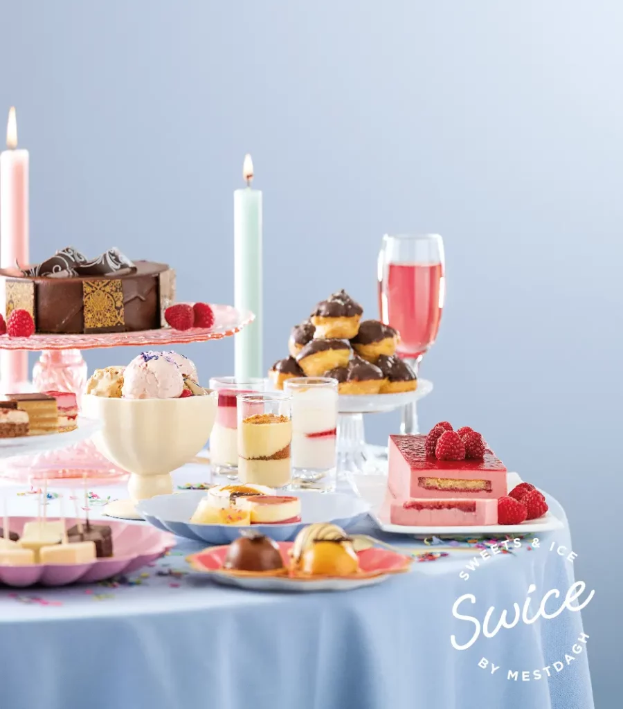 Gevulde, kleurrijke tafel met ijsdesserten en patisserie van Swice by Mestdagh Veurne